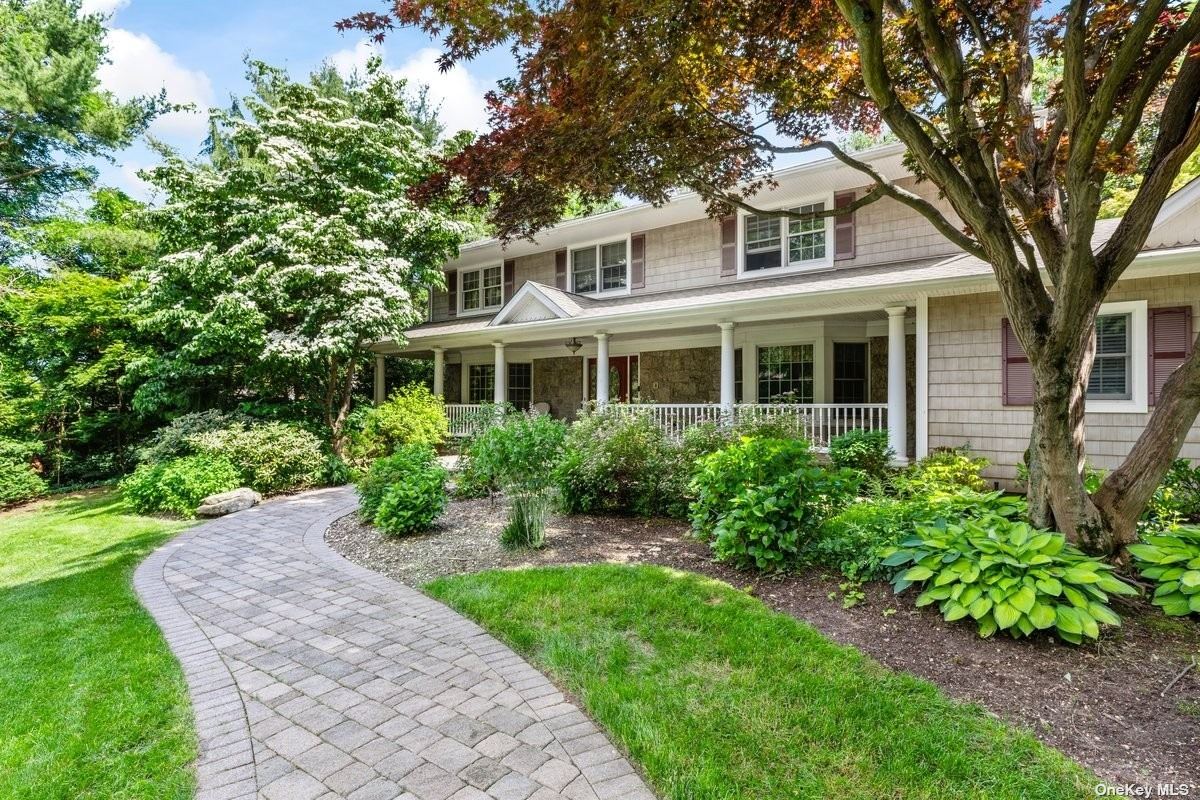 Greenbriar Ln, Dix Hills, NY 11746