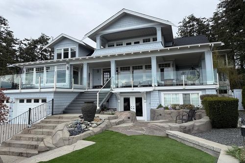 14213 Marine Dr, White Rock, BC, V4B1A9 | Card Image