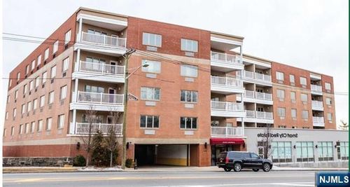 411 E Brinkerhoff Ave, Palisades Park, NJ, 07650-4102 | Card Image