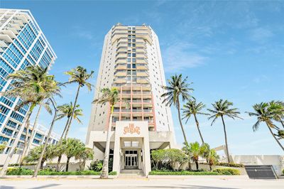 1402 - 6767 Collins Ave, Condo with 3 bedrooms, 3 bathrooms and null parking in Miami Beach FL | Image 2