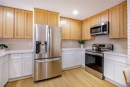 275 Pecos Way, Las Vegas, NV, 89121-2404 | Card Image