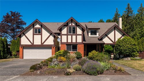 3152 Wessex Close, Victoria, BC, V8P5N2 | Card Image