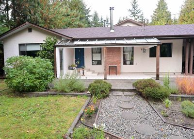 7980 Cooper Rd, House other with 3 bedrooms, 2 bathrooms and 1 parking in Halfmoon Bay BC | Image 2