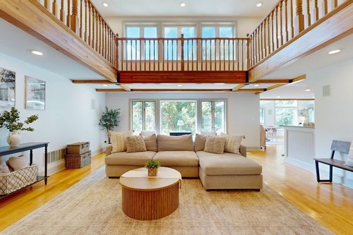 22 Old Cambridge Tpke, Lincoln, MA, 01773-1805 | Card Image