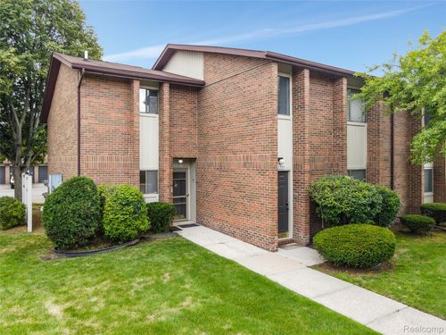 114-33587 Pondview Cir, Livonia, MI, 48152-1470 | Card Image