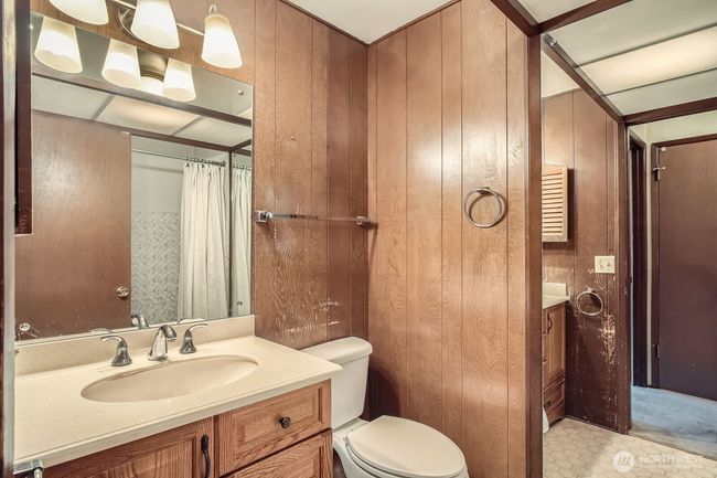 Upstairs hallway bathroom | Image 30