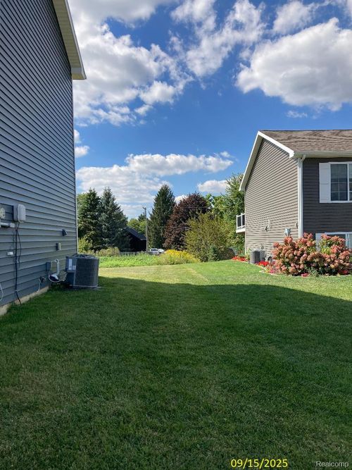 3299 Hill Hollow Ln, Howell, MI, 48855-6331 | Card Image