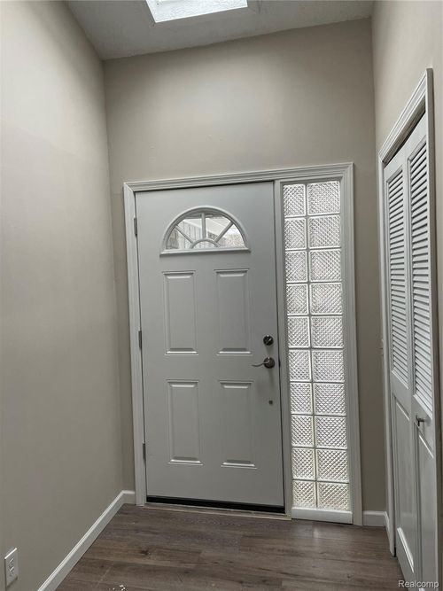 6820 Fredmoor Dr, Troy, MI, 48098-1727 | Card Image