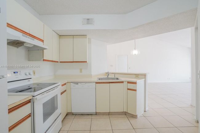 APT-304 - 9033 Wiles Rd, Condo with 2 bedrooms, 2 bathrooms and null parking in Coral Springs FL | Image 8