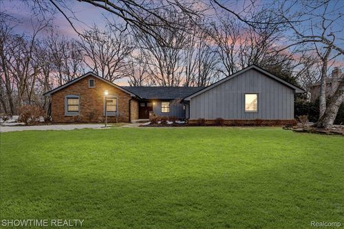 5688 Tequesta Ct, West Bloomfield, MI, 48323-2346 | Card Image