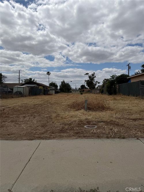 257 W 1st St, Perris, CA, 92570-2001 | Card Image