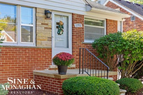 1793 Roslyn Rd, Grosse Pointe Woods, MI, 48236-1012 | Card Image