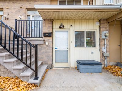 40 Primrose Cres, House attached with 3 bedrooms, 3 bathrooms and 4 parking in Brampton ON | Image 2