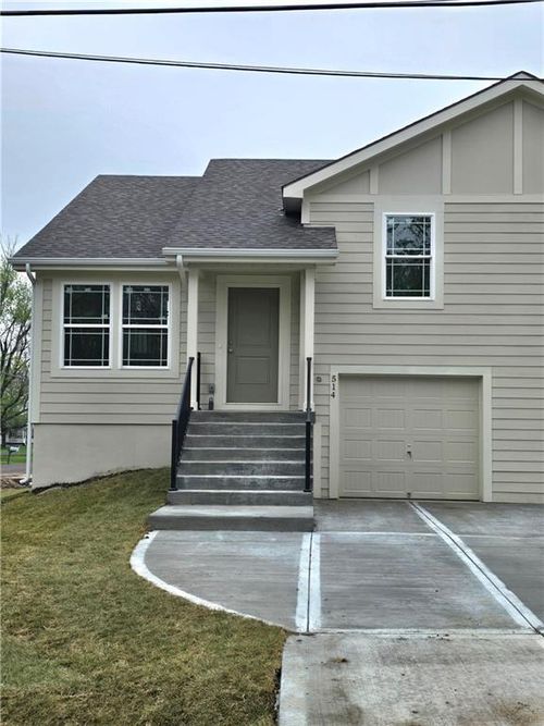 514 W Lawrence St, Spring Hill, KS, 66083-9150 | Card Image