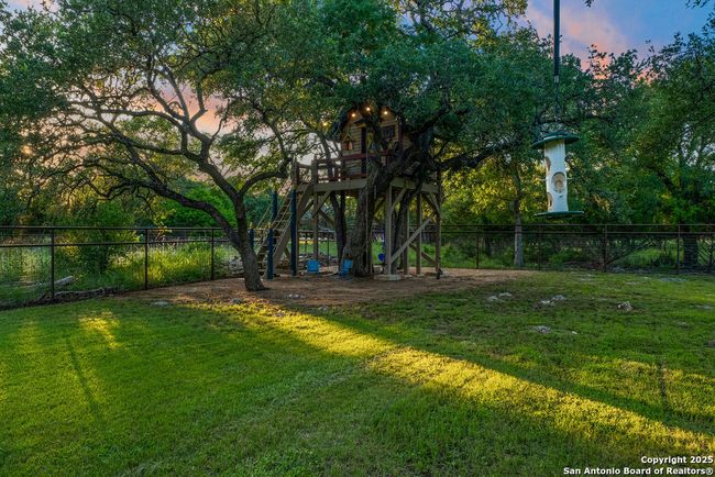 Custom Designed tree house | Image 39