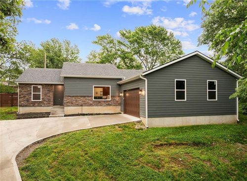131 Cedar Ct, Warrensburg, MO, 64093-9612 | Card Image