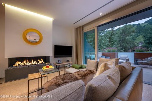 11-100 E Cooper Ave, Aspen, CO, 81611-1763 | Card Image