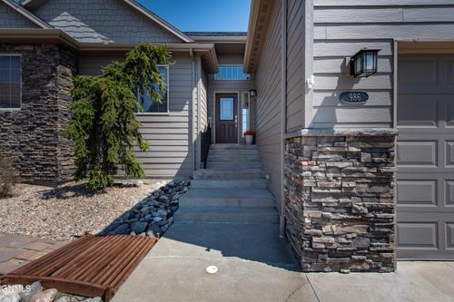 986 Mustang Ave, Dickinson, ND, 58601-6526 | Card Image