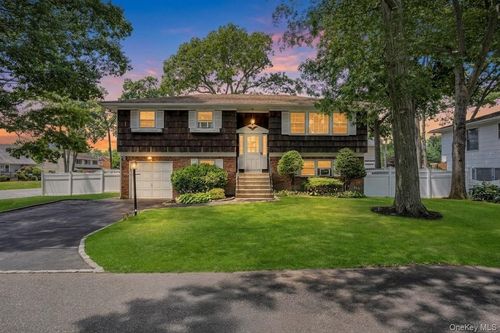 612 Vine St, Babylon, NY, 11702-1225 | Card Image