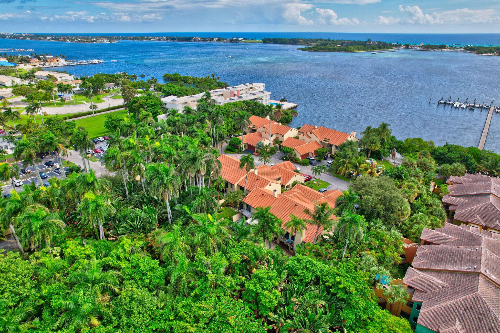 Via Lago , Boynton Beach, FL 33435