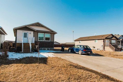 9615 113 Avenue, Home with 5 bedrooms, 3 bathrooms and 4 parking in Clairmont AB | Card Image