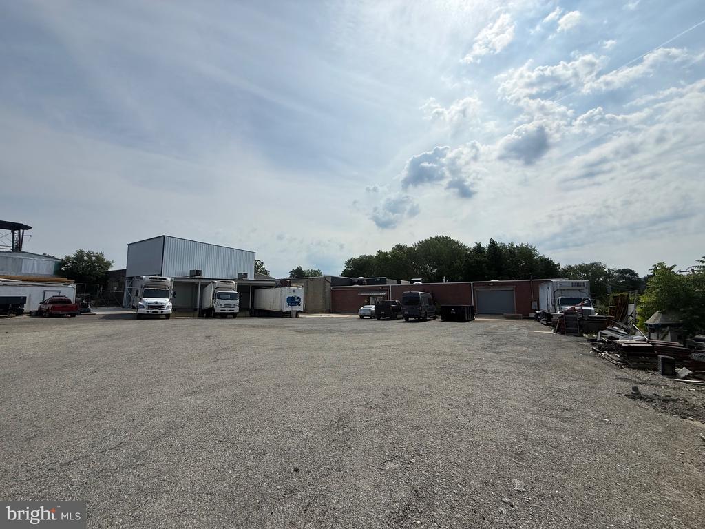 151 Pne St, Darby, PA 19023-1831