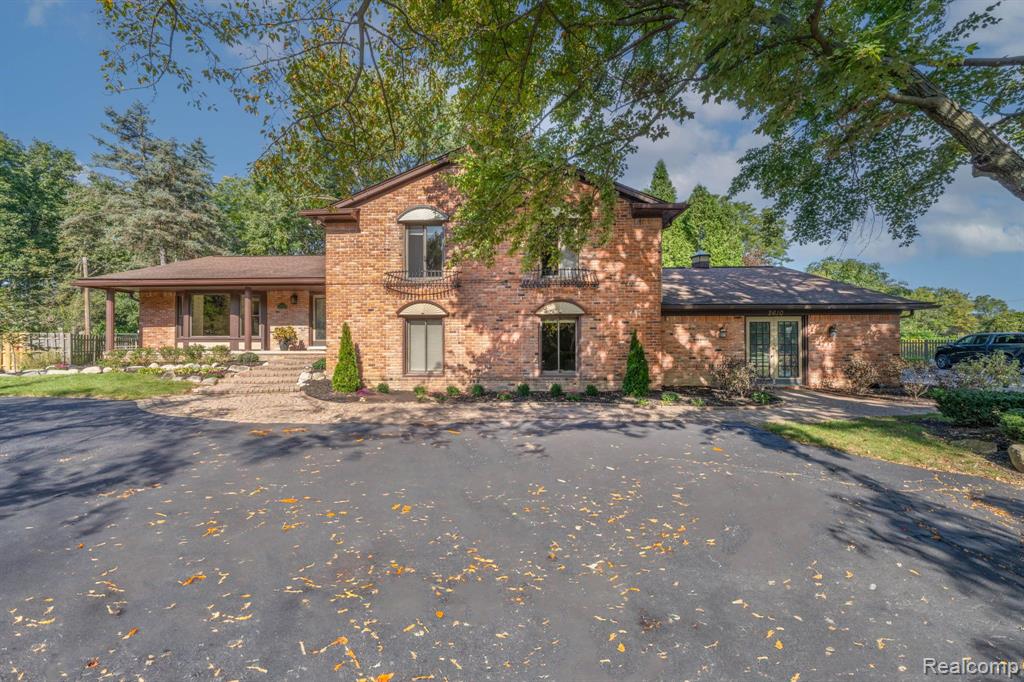 Black Pine Trail Dr, Troy, MI 48098