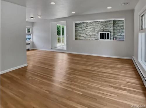 571 Richmond Rd, East Meadow, NY, 11554-2231 | Card Image