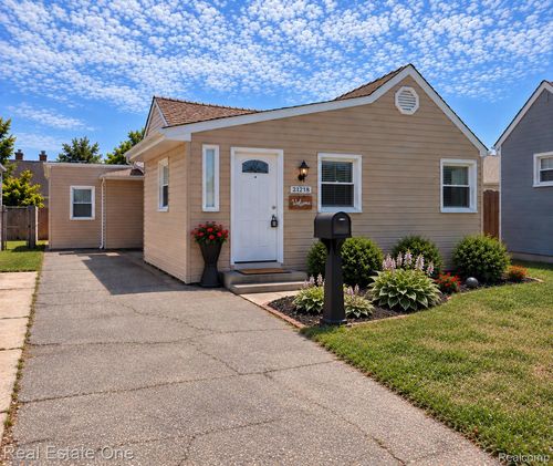 21218 Woodward St, Clinton Twp, MI, 48035-3588 | Card Image