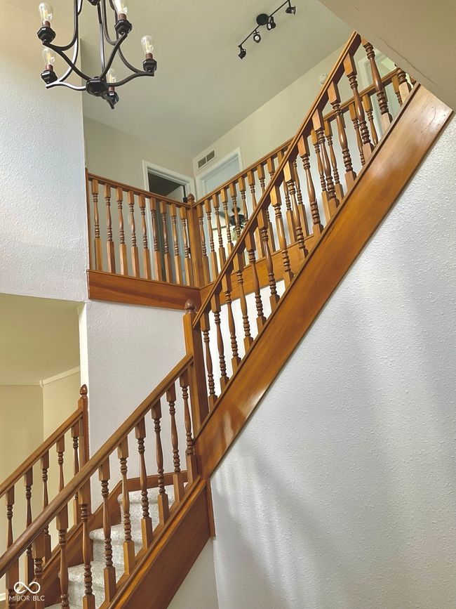 Large open bright main entrance/foyer | Image 11