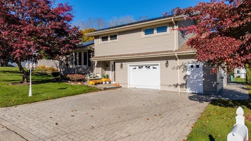 29 Maplecrest Dr, Dartmouth, MA, 02747-3724 | Card Image