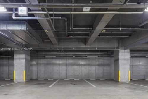 parking-tandem-15701 Collins Ave, Sunny Isles Beach, FL, 33160-5390 | Card Image