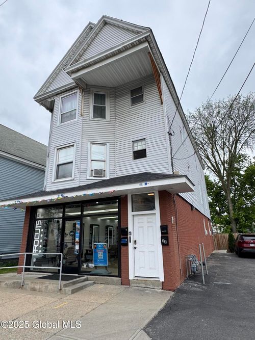 975 Albany St, Schenectady, NY, 12307-1529 | Card Image