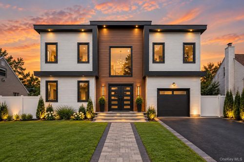 557 Knoll Ct, Hempstead, NY, 11756 | Card Image