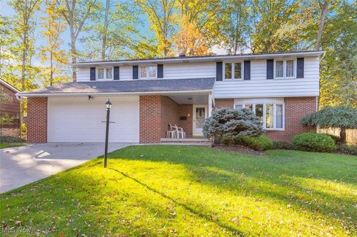 8501 Pin Oak Dr, Parma, OH, 44130-7652 | Card Image