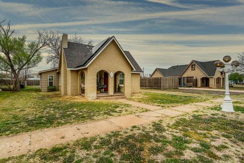 1011 Travis St, Plainview, TX, 79072-6351 | Card Image