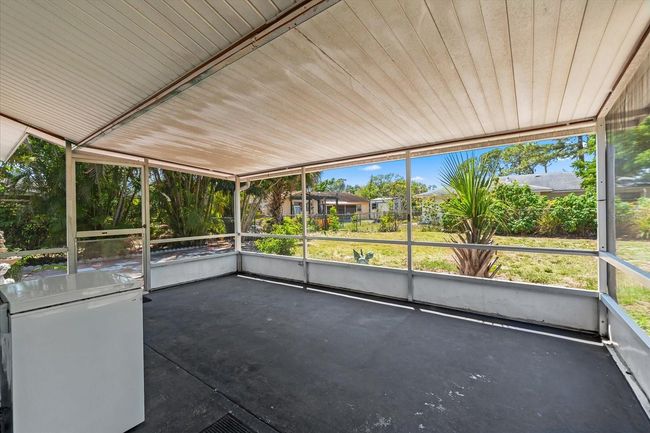 Large back patio | Image 32