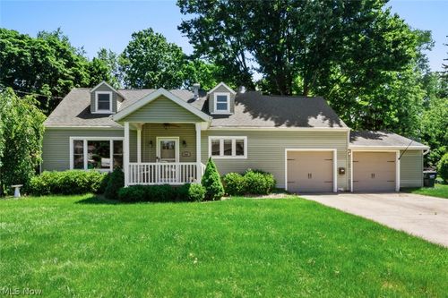 243 9th St Ne, Barberton, OH, 44203-3467 | Card Image