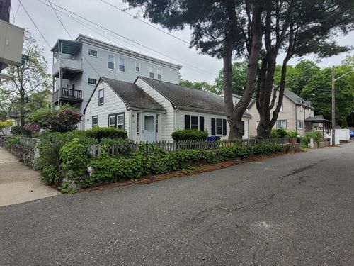 28 Garden St, Malden, MA, 02148-3128 | Card Image