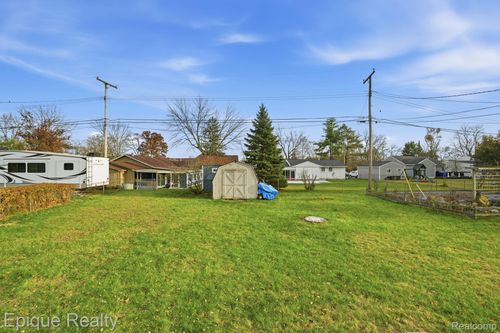 811 Los Arboles Dr, Wolverine Lake, MI, 48390-2028 | Card Image