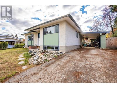 1696 Ridgewood Dr, House other with 4 bedrooms, 2 bathrooms and 4 parking in Castlegar BC | Image 2