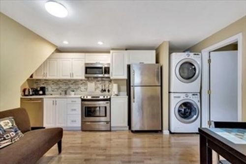 32-32 Bay St, Cambridge, MA, 02139-3147 | Card Image