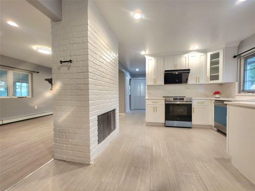 18 Bamboo Ln, Hicksville, NY, 11801-4515 | Card Image