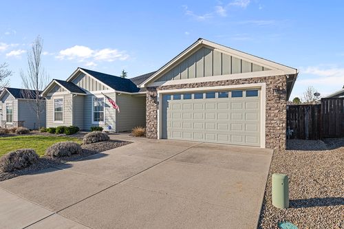 1043 Arrowhead Trl, Eagle Point, OR, 97524-8619 | Card Image