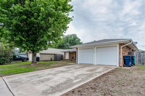 10209 Hollyhead Way, Yukon, OK, 73099-7575 | Card Image