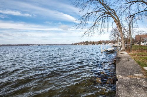 9109 Mcgregor Rd, Pinckney, MI, 48169-9444 | Card Image