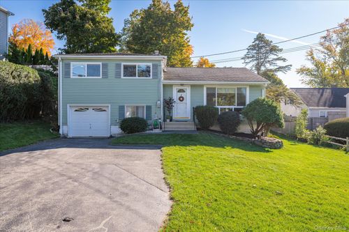 54 High View Ter, Pleasantville, NY, 10570-1227 | Card Image