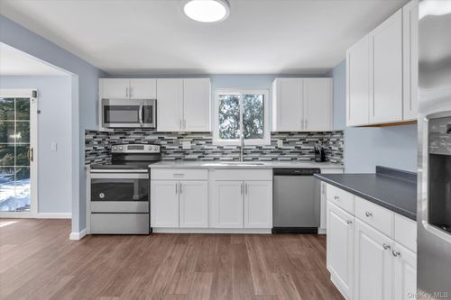 6 Anne Dr, Selden, NY, 11784-1824 | Card Image