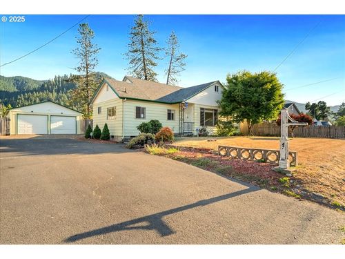 47578 School St, Oakridge, OR, 97463-9564 | Card Image