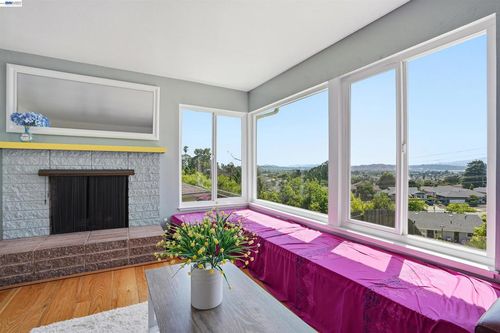 3021 Glynis Dr, San Pablo, CA, 94806-2650 | Card Image
